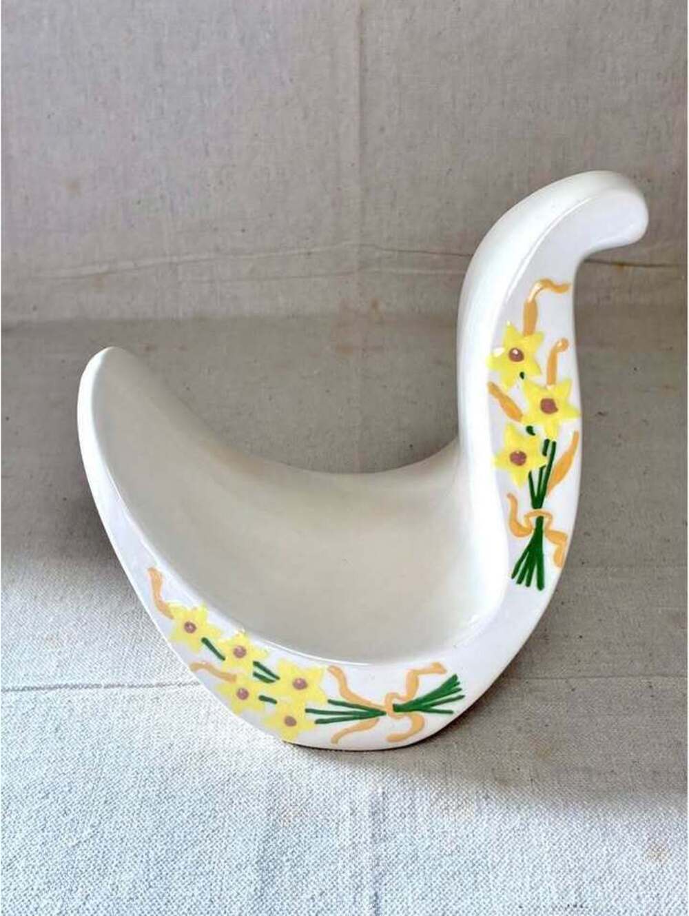 Vintage Ceramic Daffodil fingertip towel holder